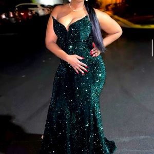 Beautiful Strapless Green Sequin Grown only worn once